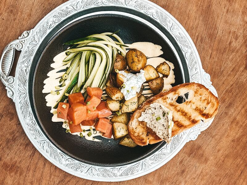 Печеный картофель с копченой форелью
